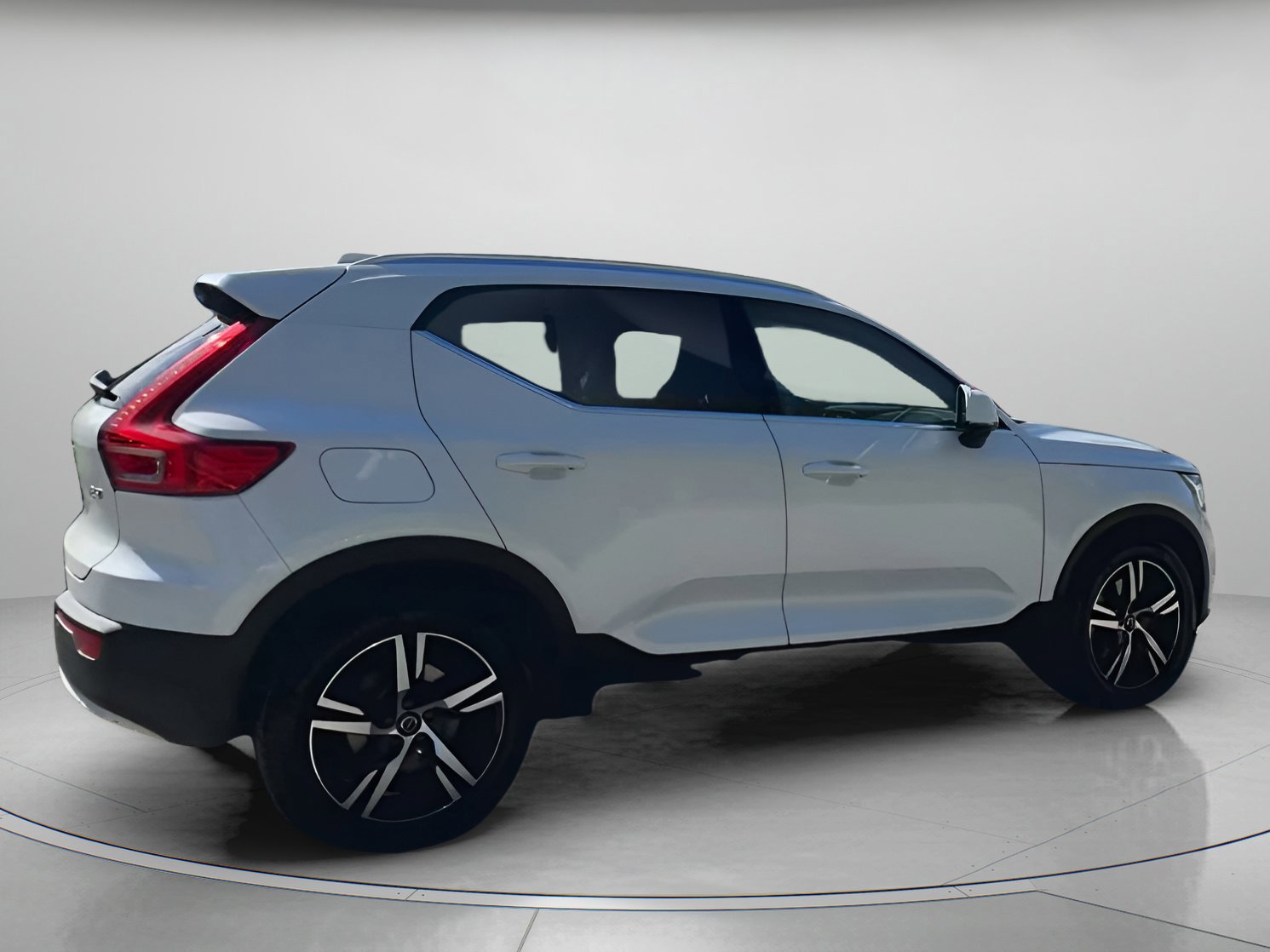 Used 2023 Volvo XC40 B5 Plus image 23