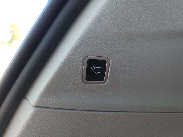 Used 2023 Chrysler Pacifica Touring-L image 15