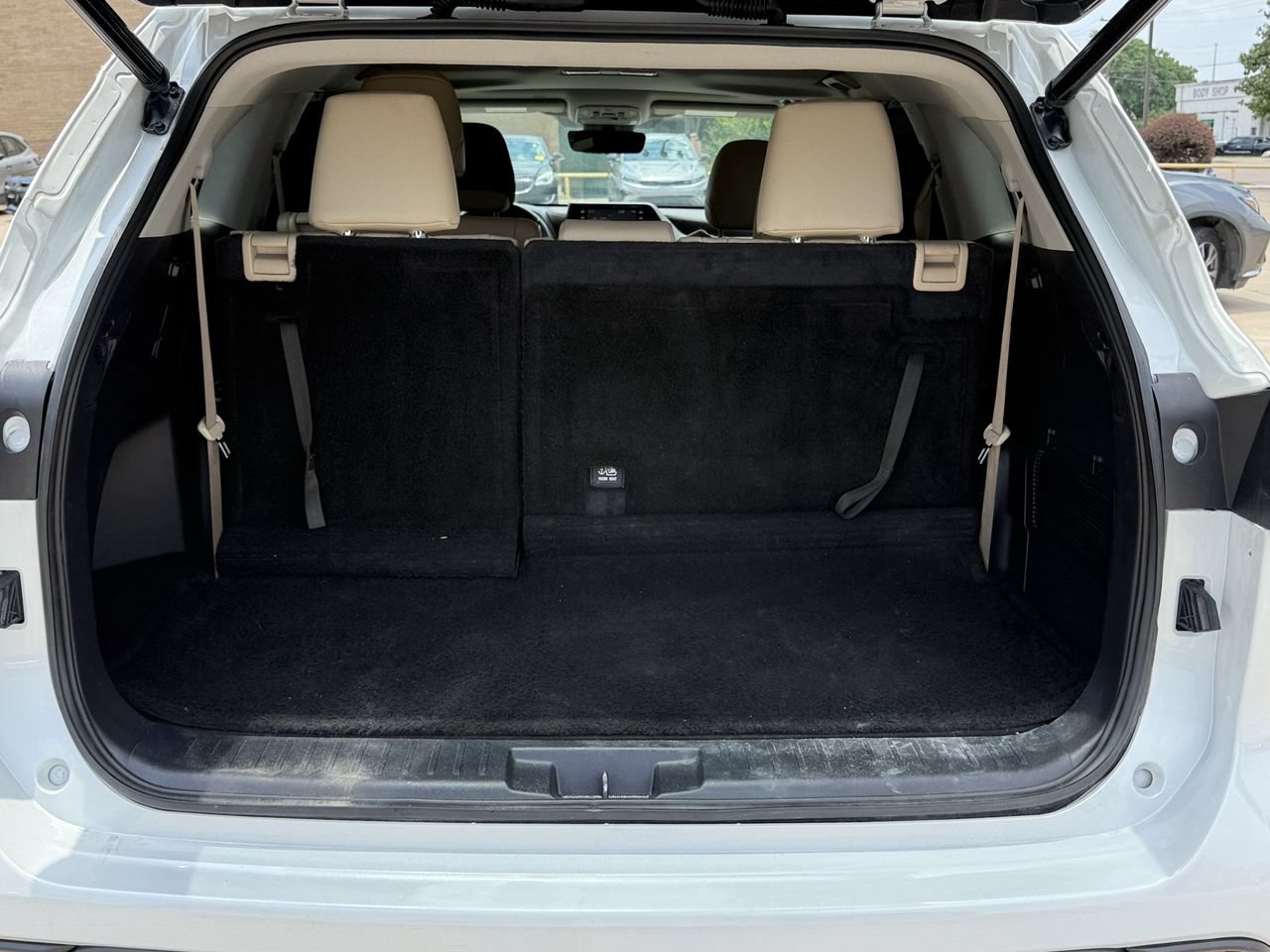 Used 2022 Toyota Highlander XLE FWD image 30