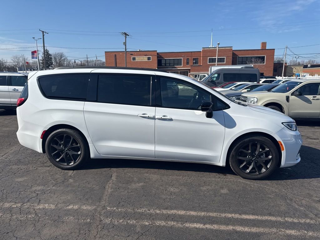 Used 2025 Chrysler Pacifica Limited image 9