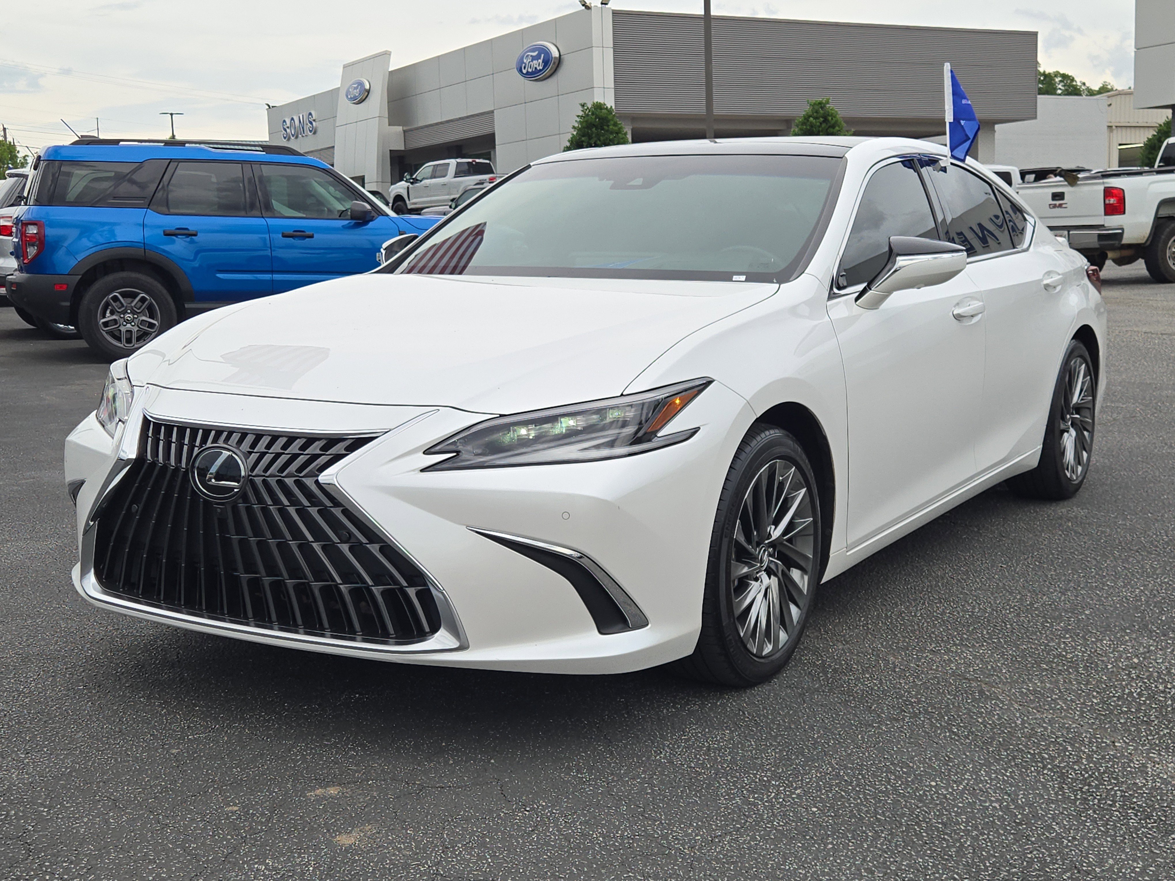 Used 2024 Lexus ES 350 Ultra Luxury w/ Accessory Package (Z2) FWD image 2