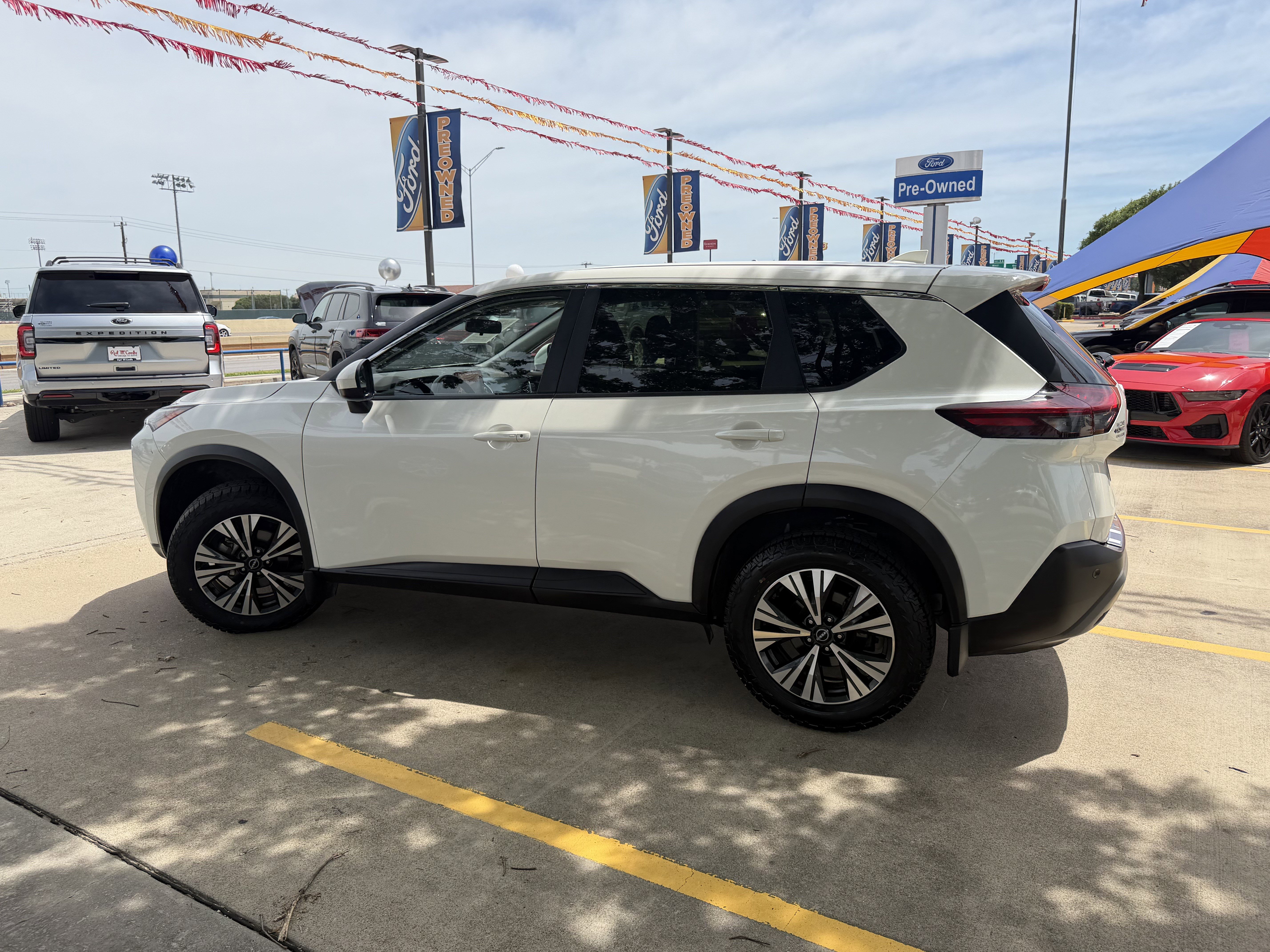 Used 2023 Nissan Rogue SV FWD image 9