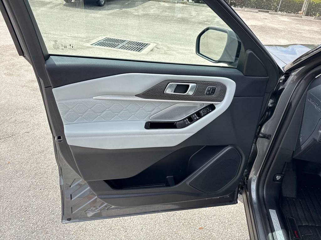 Certified 2025 Ford Explorer Platinum w/ Ultimate Package image 14