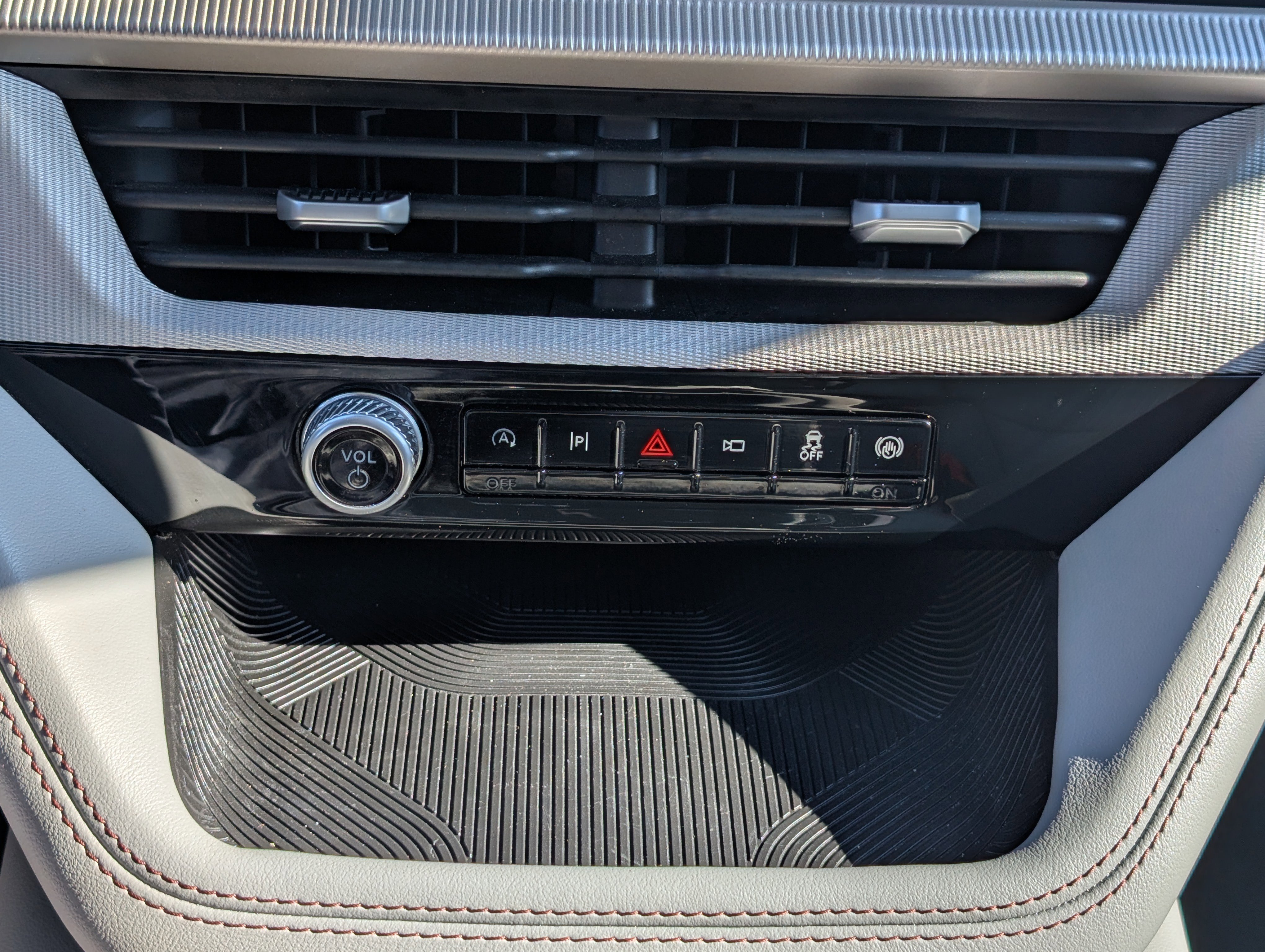 Certified 2025 Ford Explorer Active w/ Active Comfort Package image 30