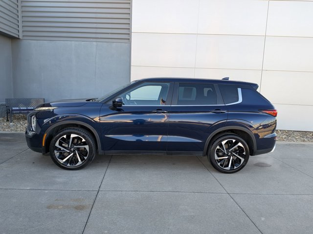 Used 2023 Mitsubishi Outlander SE image 2