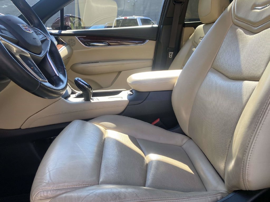 Used 2018 Cadillac XT5 Luxury w/ Driver Awareness Package FWD image 15
