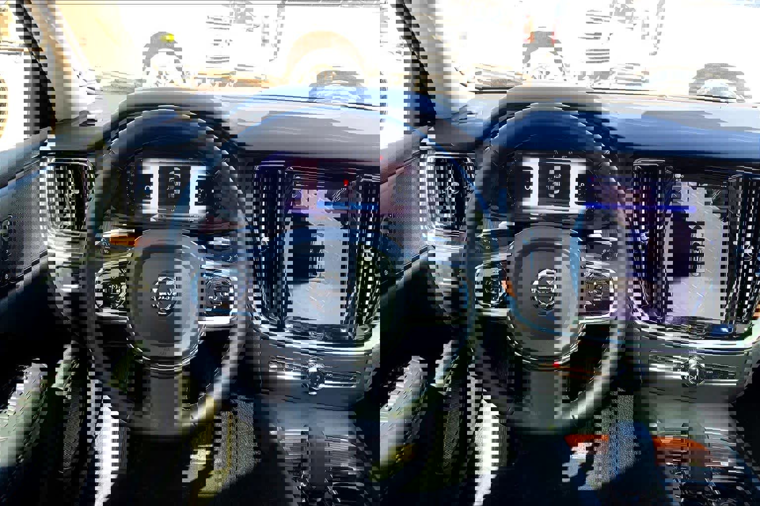 Used 2023 Volvo S60 B5 Plus image 8