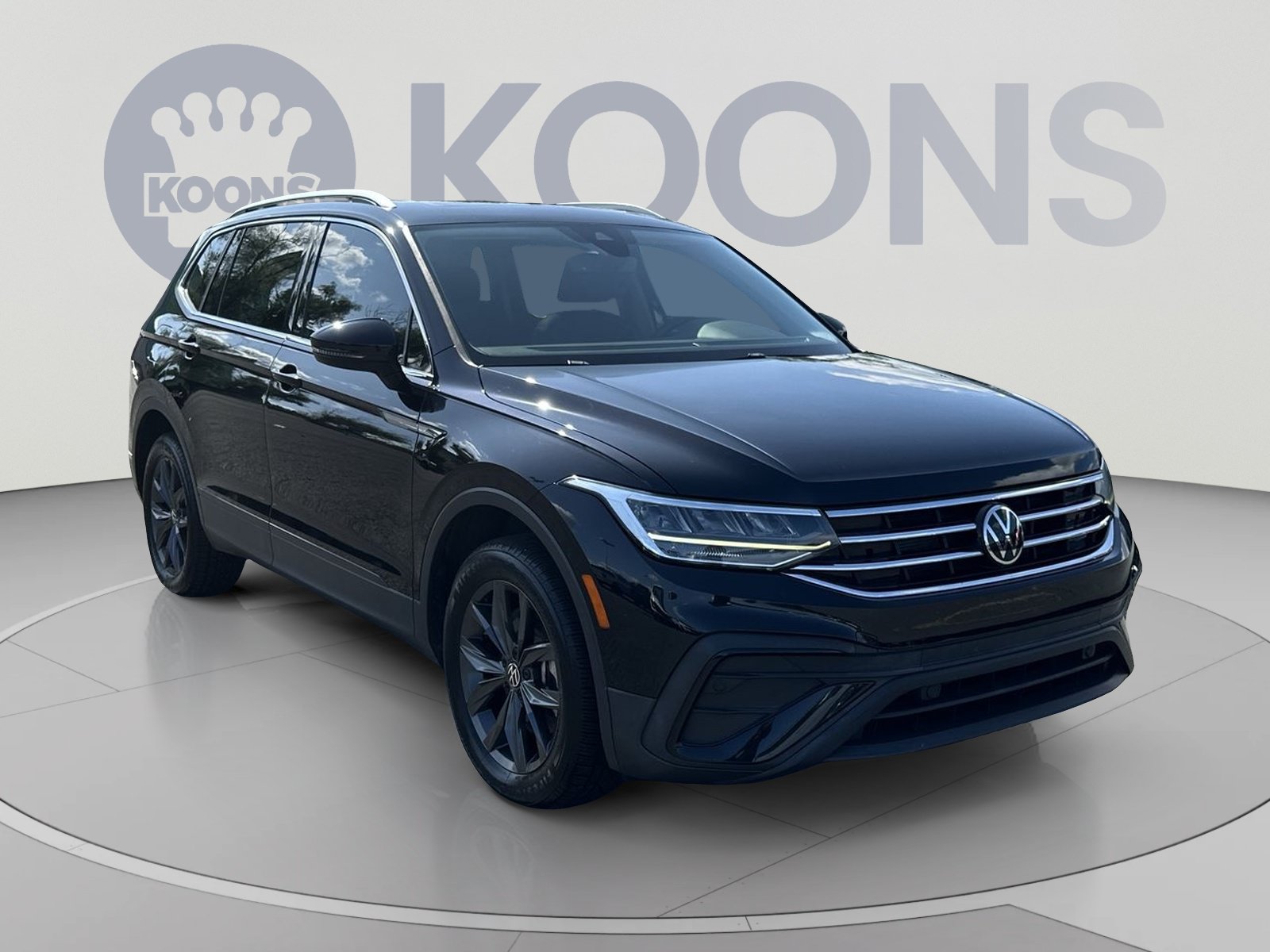Used 2022 Volkswagen Tiguan SE w/ Panoramic Sunroof Package FWD image 2