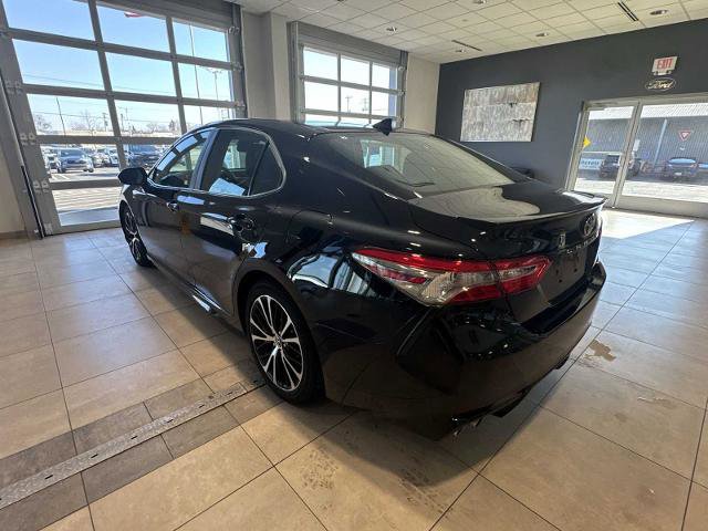 Used 2019 Toyota Camry SE w/ Sunroof Package image 3