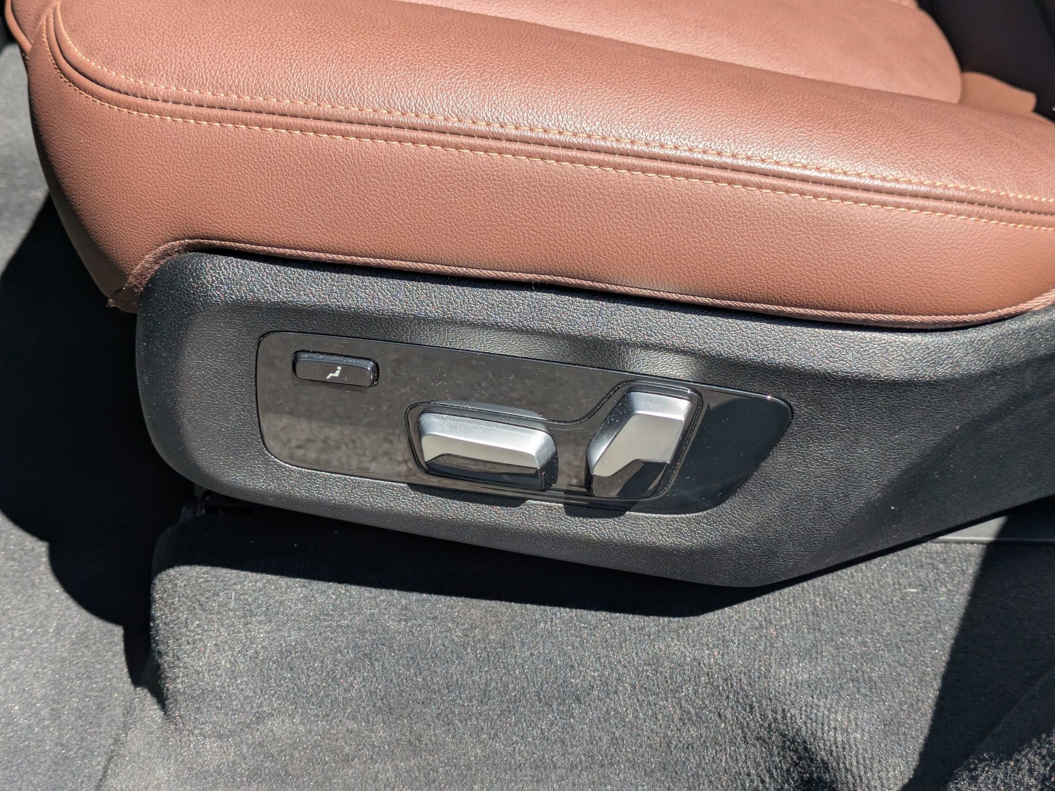 Used 2021 BMW X7 M50i w/ Executive Package image 30