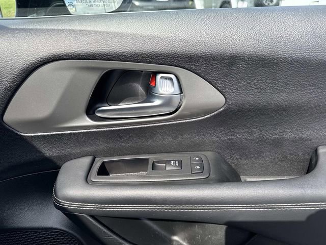 Used 2025 Chrysler Pacifica Select image 15