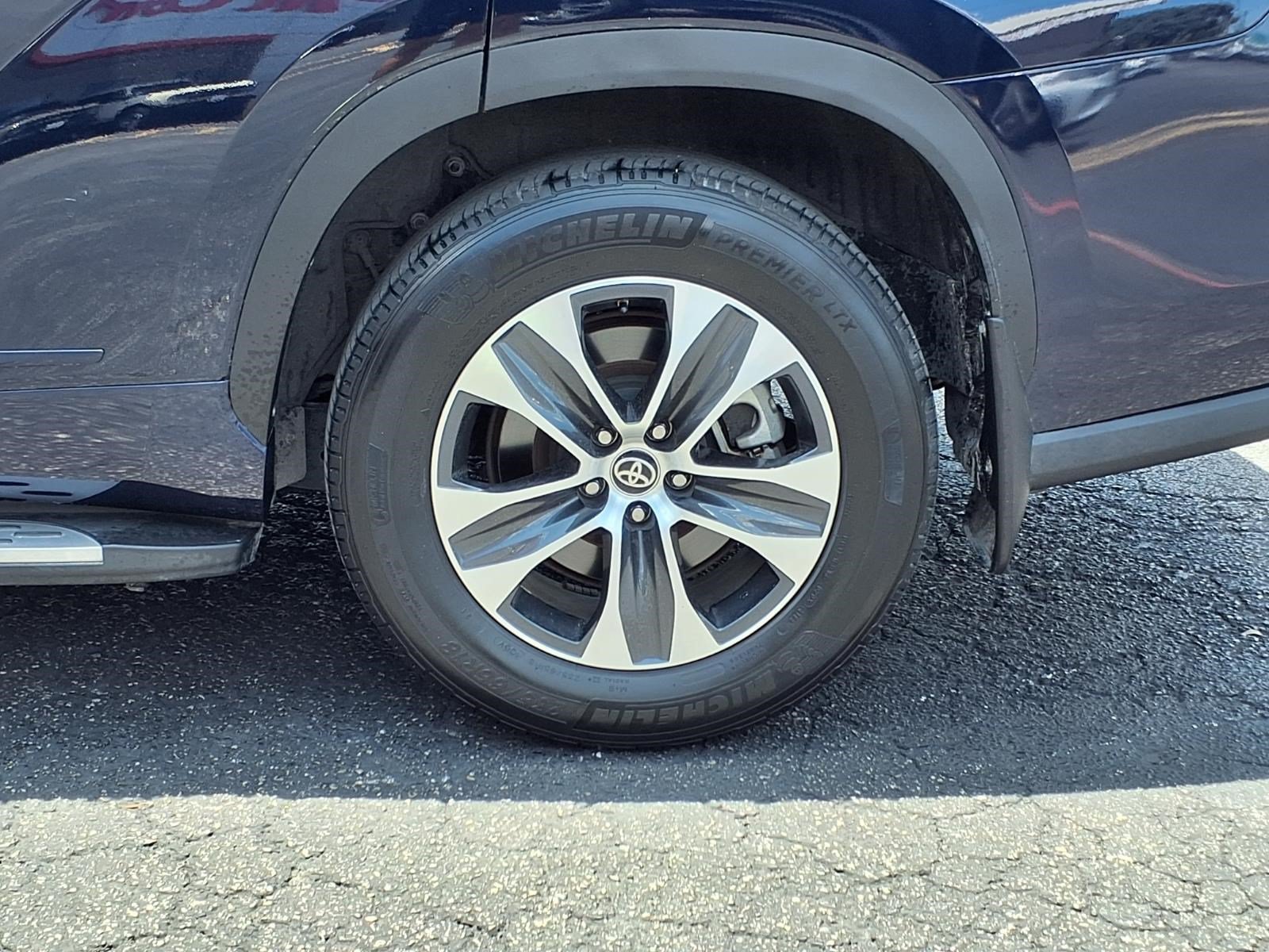 Used 2023 Toyota Highlander XLE FWD image 8