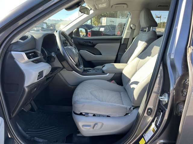 Used 2021 Toyota Highlander LE FWD image 13
