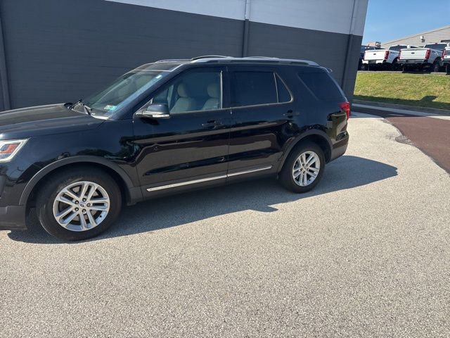 Certified 2017 Ford Explorer XLT w/ Equipment Group 202A FWD image 5