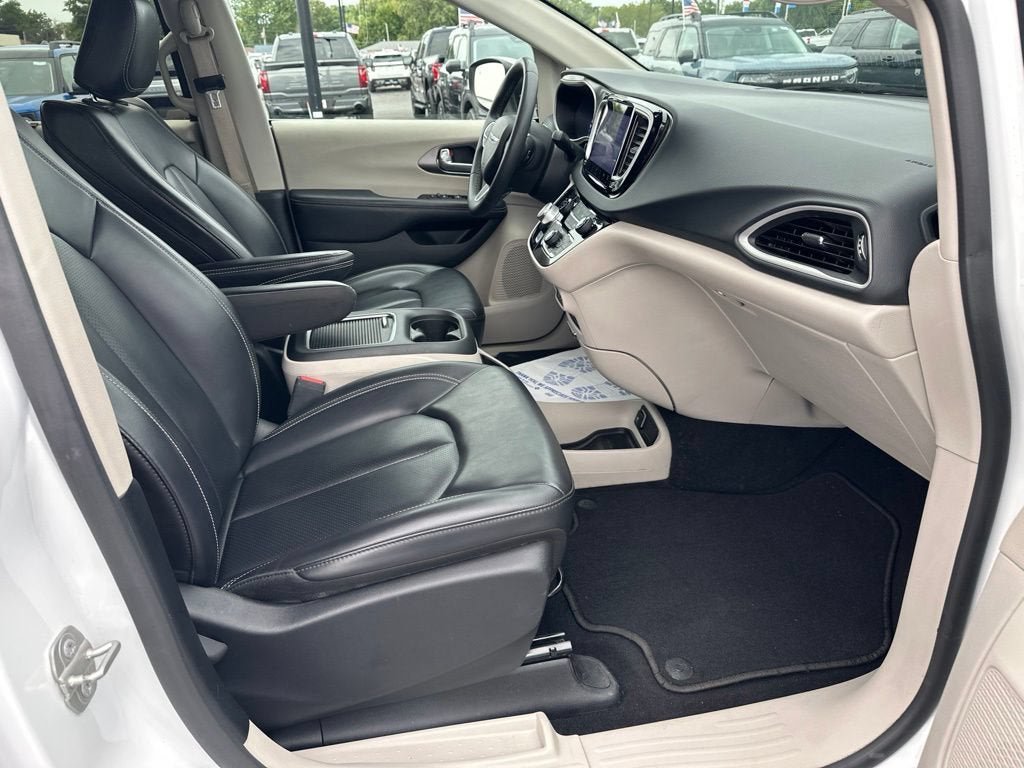 Used 2023 Chrysler Pacifica Touring-L FWD image 14