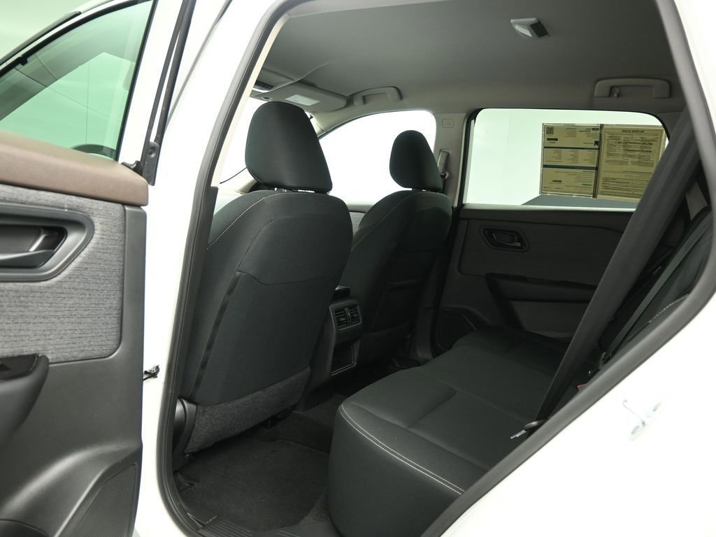 Used 2023 Nissan Rogue S image 45