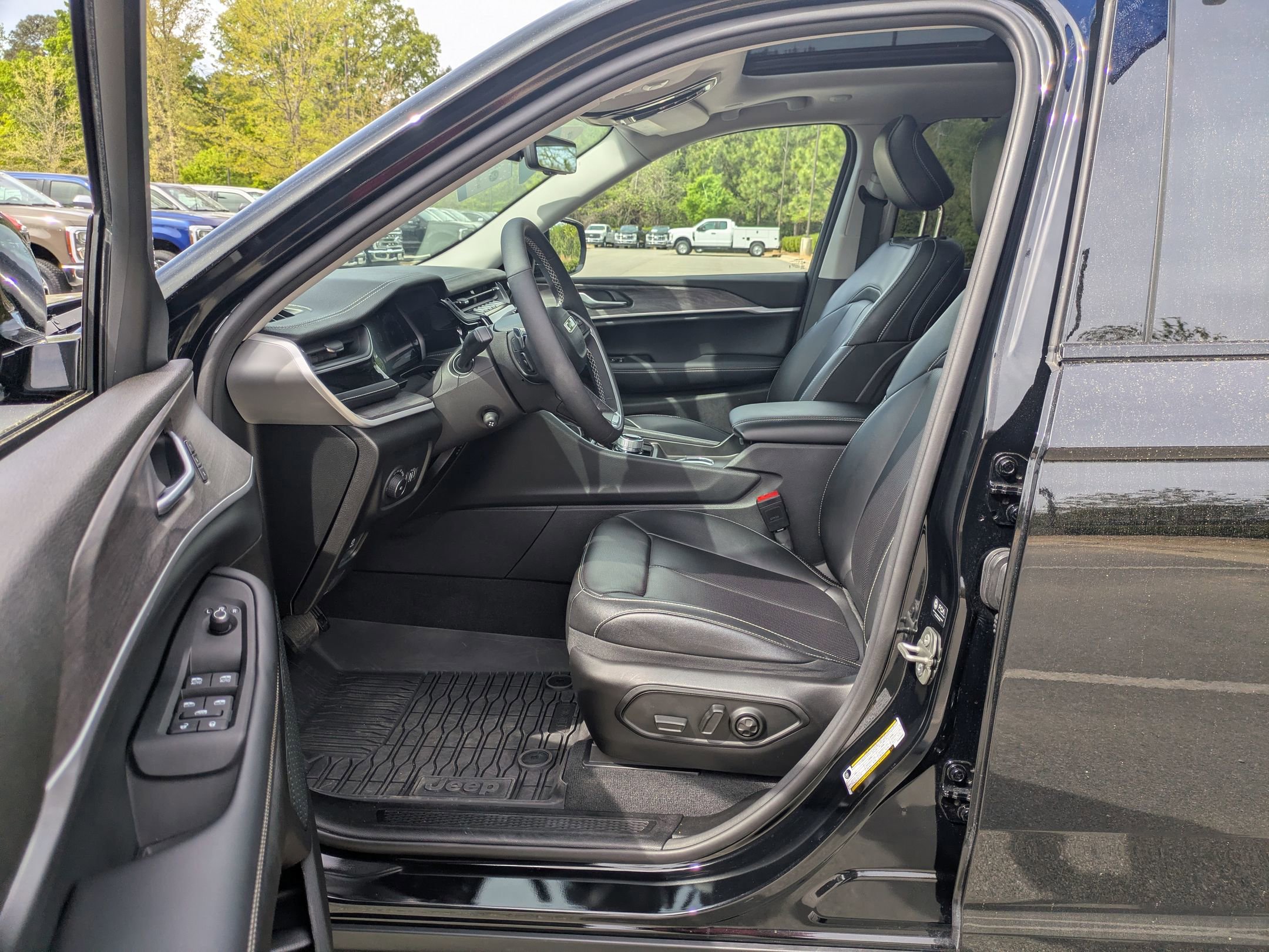 Used 2023 Jeep Grand Cherokee Limited w/ Luxury Tech Group II AWD/4WD image 12