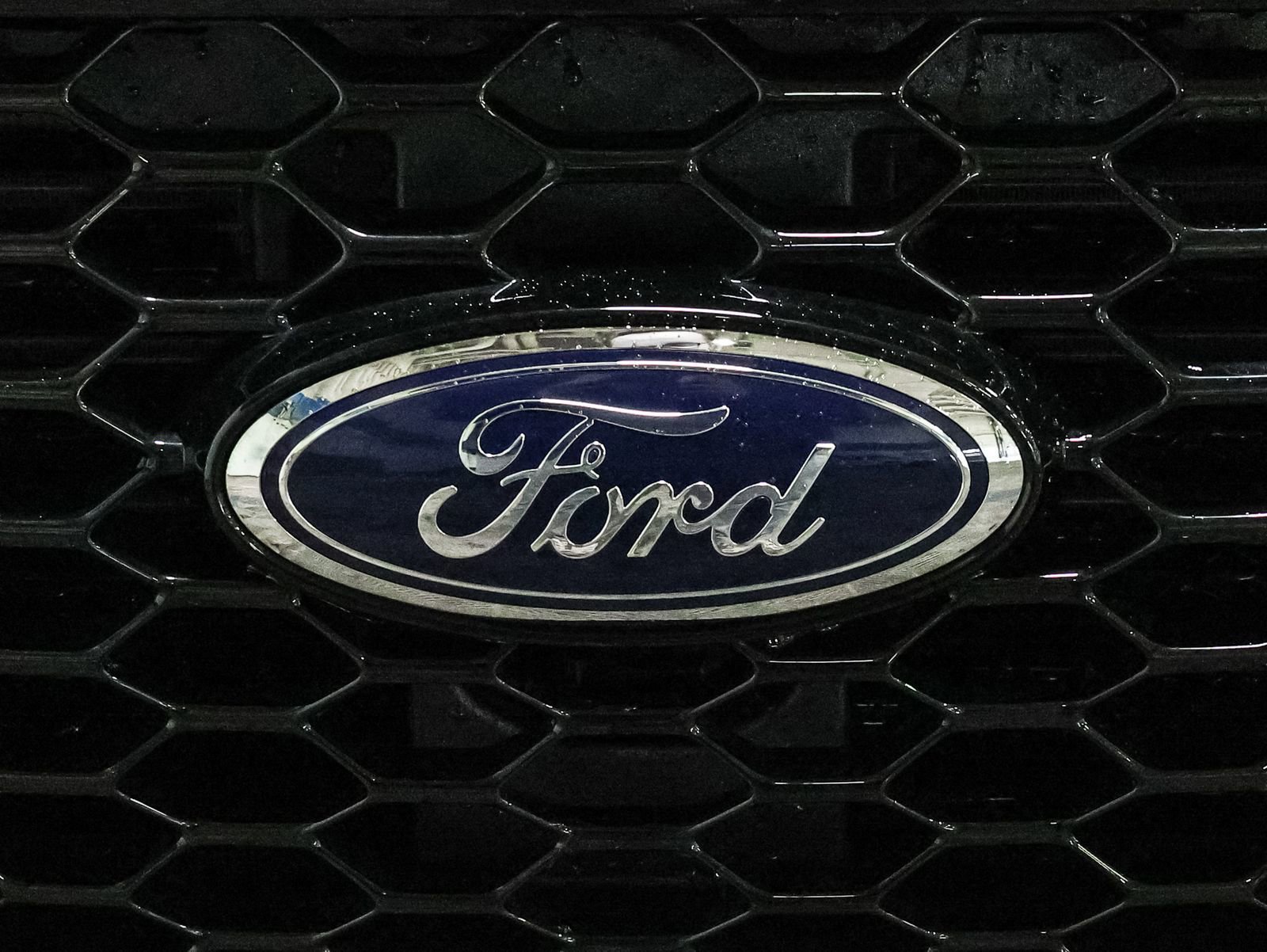 Certified 2024 Ford Edge ST-Line w/ Class II Trailer Tow Package AWD/4WD image 13