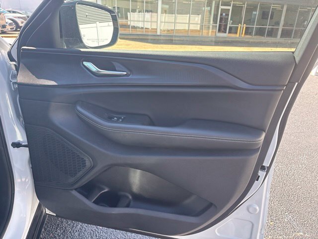 Used 2025 Jeep Grand Cherokee Altitude RWD image 19