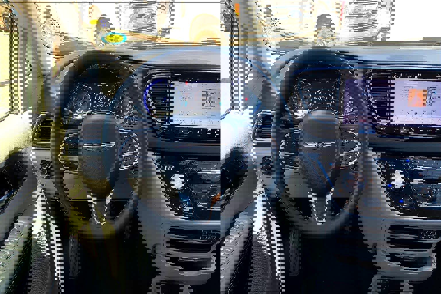 Used 2024 Chrysler Pacifica Touring-L image 8