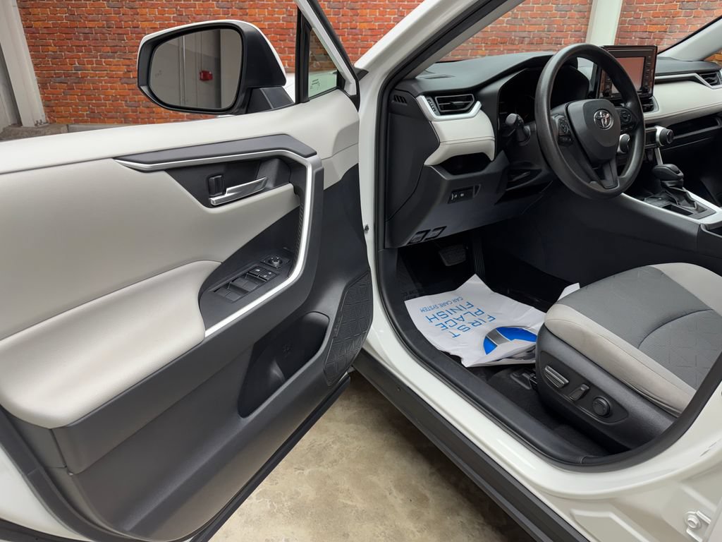 Used 2021 Toyota RAV4 XLE FWD image 9