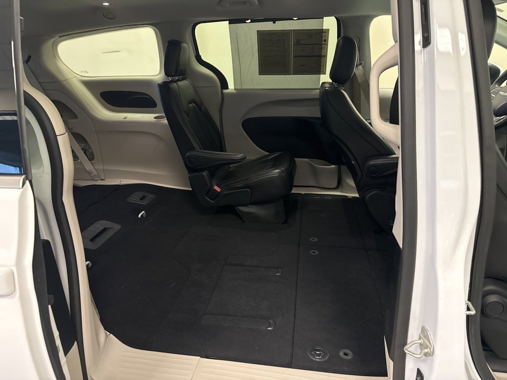 Used 2023 Chrysler Pacifica Touring-L image 32