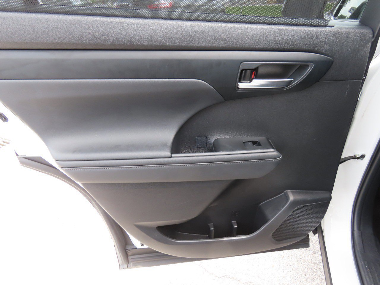 Used 2024 Toyota Highlander XLE FWD image 18