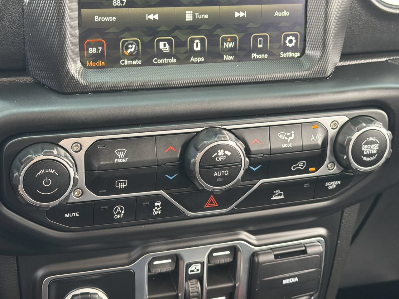 Used 2022 Jeep Wrangler Unlimited Sahara w/ LED Lighting Group AWD/4WD image 23