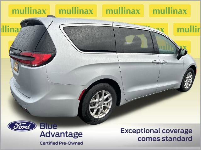 Used 2024 Chrysler Pacifica Touring-L image 3
