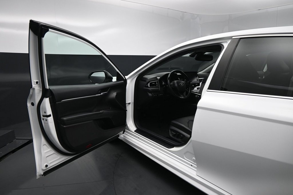 Used 2023 Toyota Camry SE w/ Cold Weather Package FWD image 8