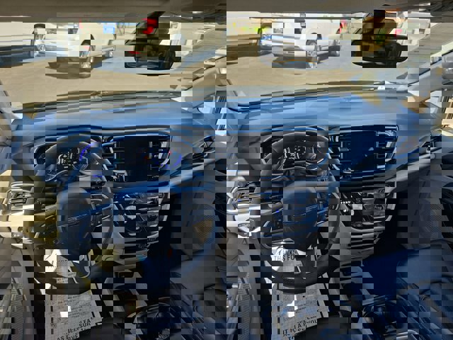 Used 2023 Chrysler Pacifica Touring-L image 8