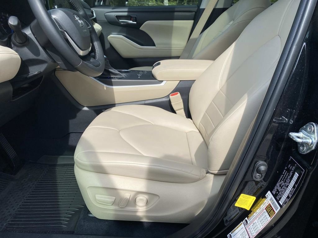 Used 2023 Toyota Highlander XLE FWD image 21