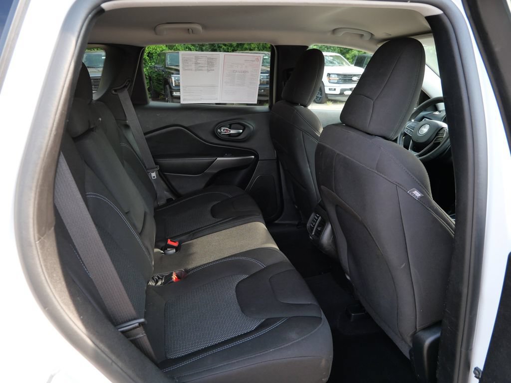 Used 2020 Jeep Cherokee Latitude w/ Safety Group AWD/4WD image 12