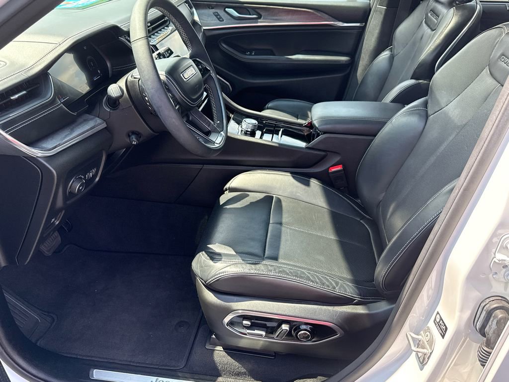 Used 2023 Jeep Grand Cherokee Overland w/ Luxury Tech Group IV RWD image 9