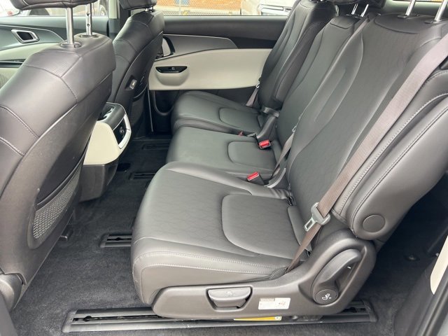 Used 2022 Kia Carnival LX image 23