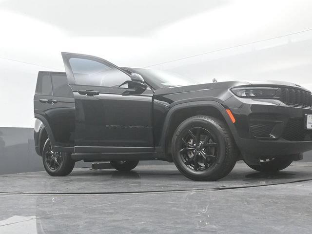 Used 2025 Jeep Grand Cherokee Altitude AWD/4WD image 32