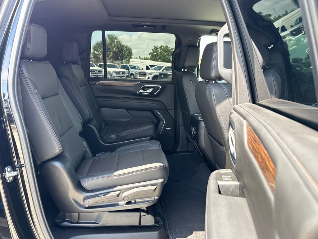 Used 2024 Chevrolet Suburban High Country AWD/4WD image 28