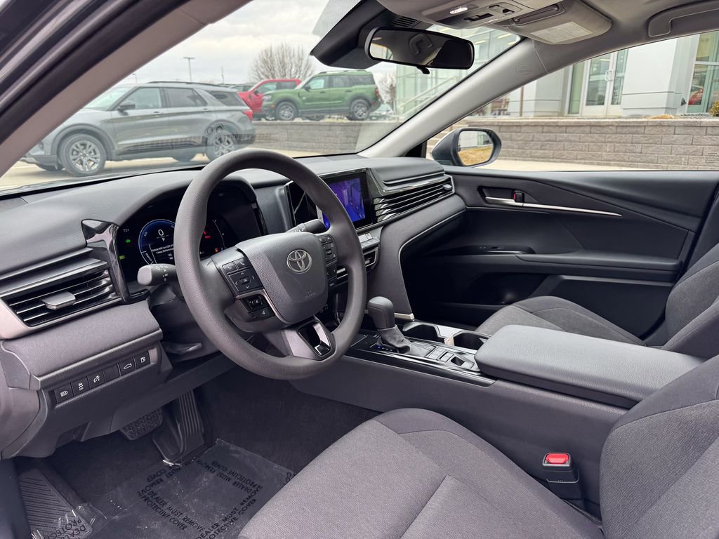 Used 2025 Toyota Camry LE image 9