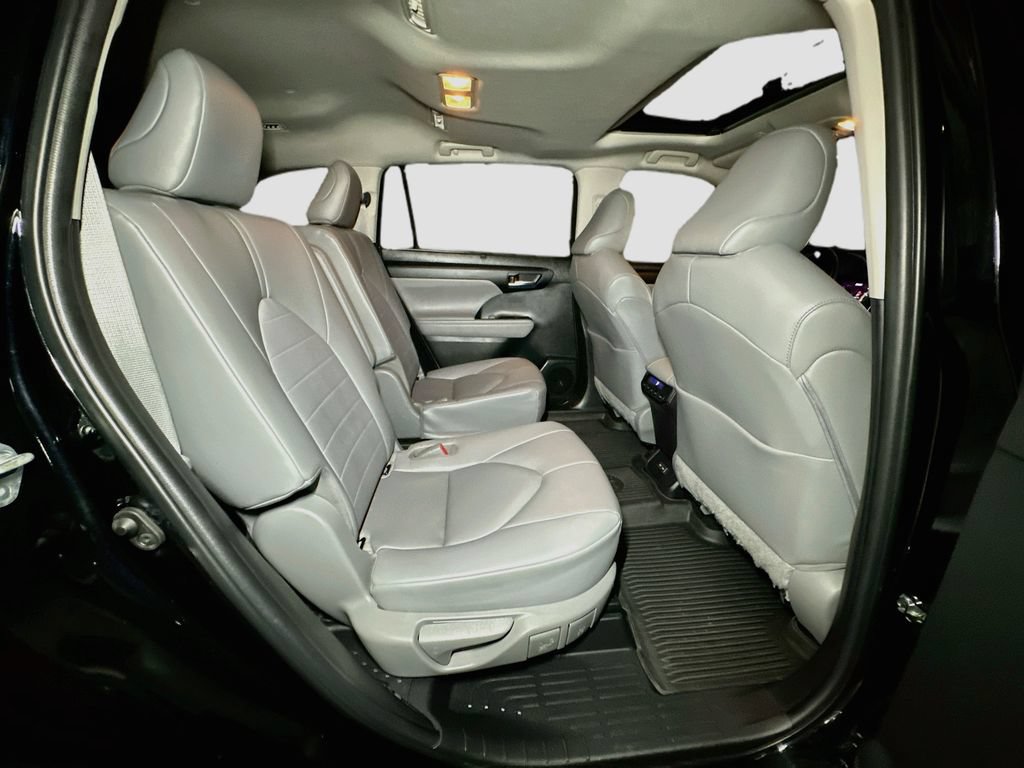 Used 2023 Toyota Highlander XLE AWD/4WD image 39