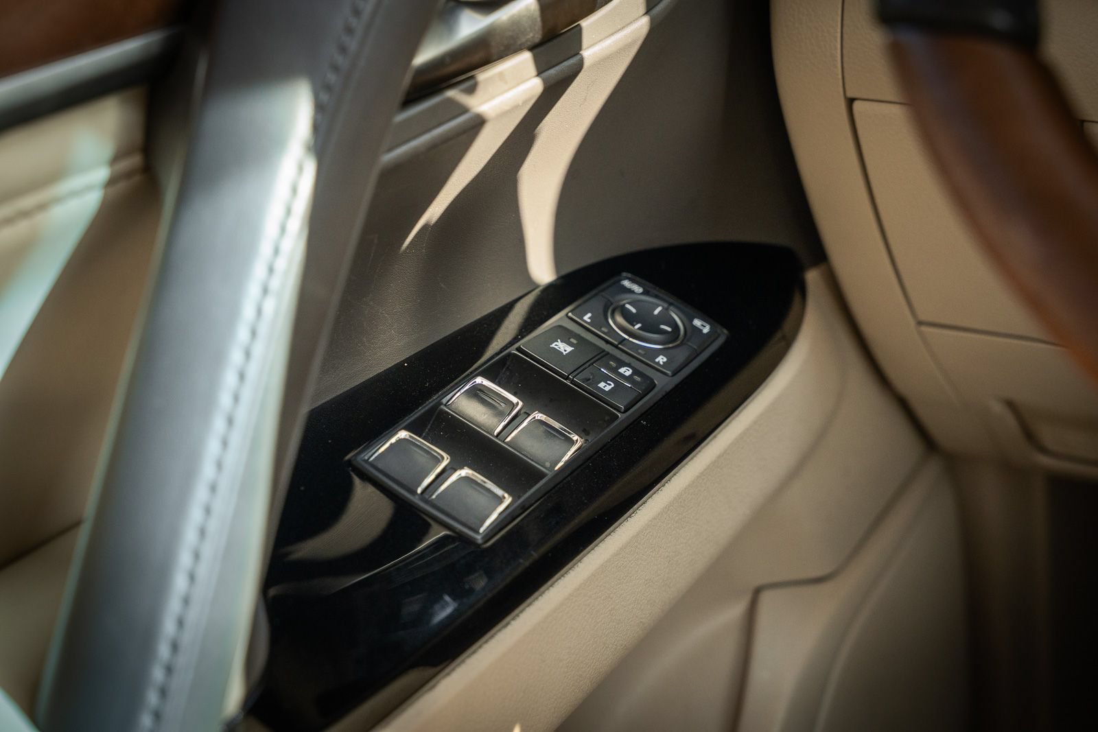 Used 2020 Lexus LX 570 4WD w/ Luxury Package image 37