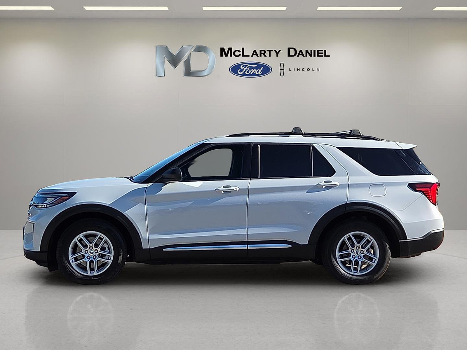 Certified 2025 Ford Explorer Active w/ Active Comfort Package RWD image 3