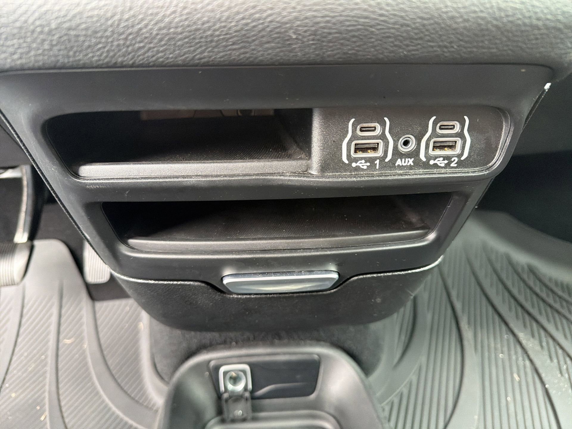 Used 2023 Chrysler Pacifica Touring image 17