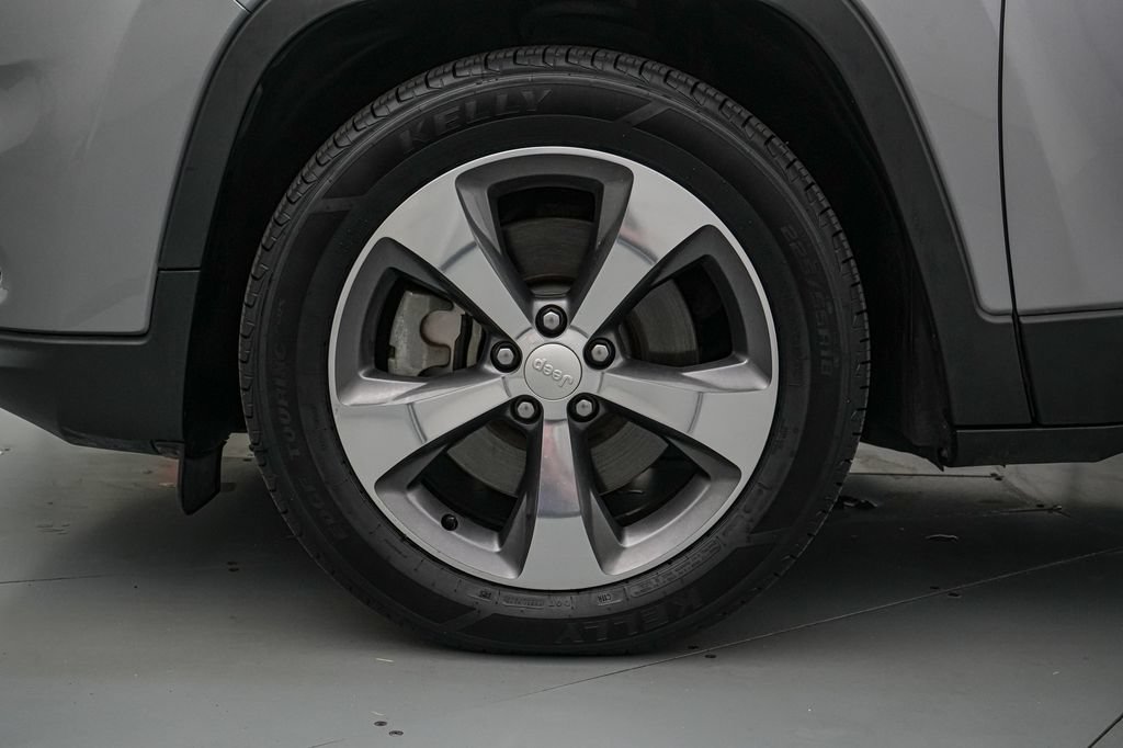 Used 2019 Jeep Cherokee Limited FWD image 10