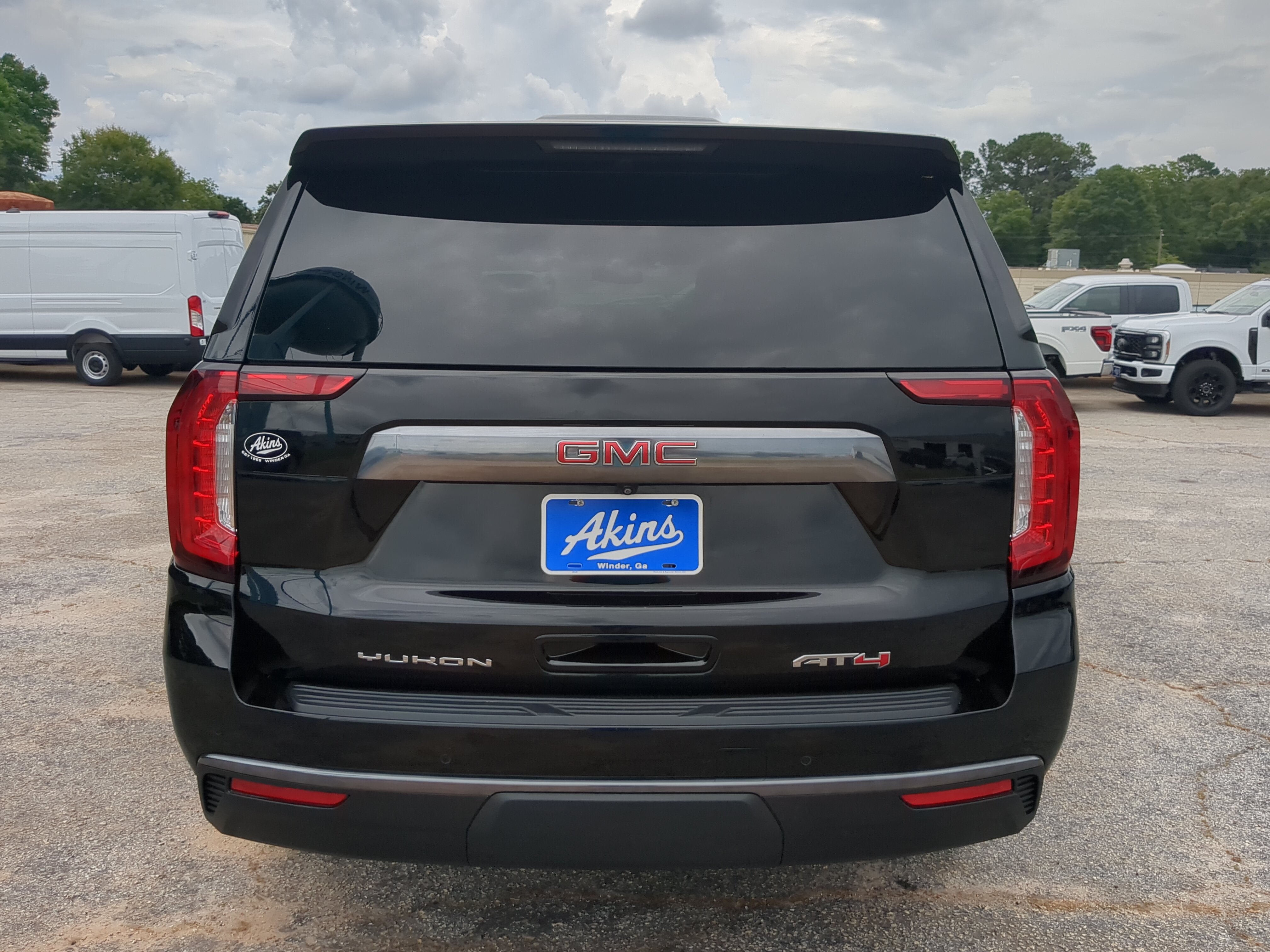 Used 2024 GMC Yukon XL AT4 w/ Technology Package AWD/4WD image 4