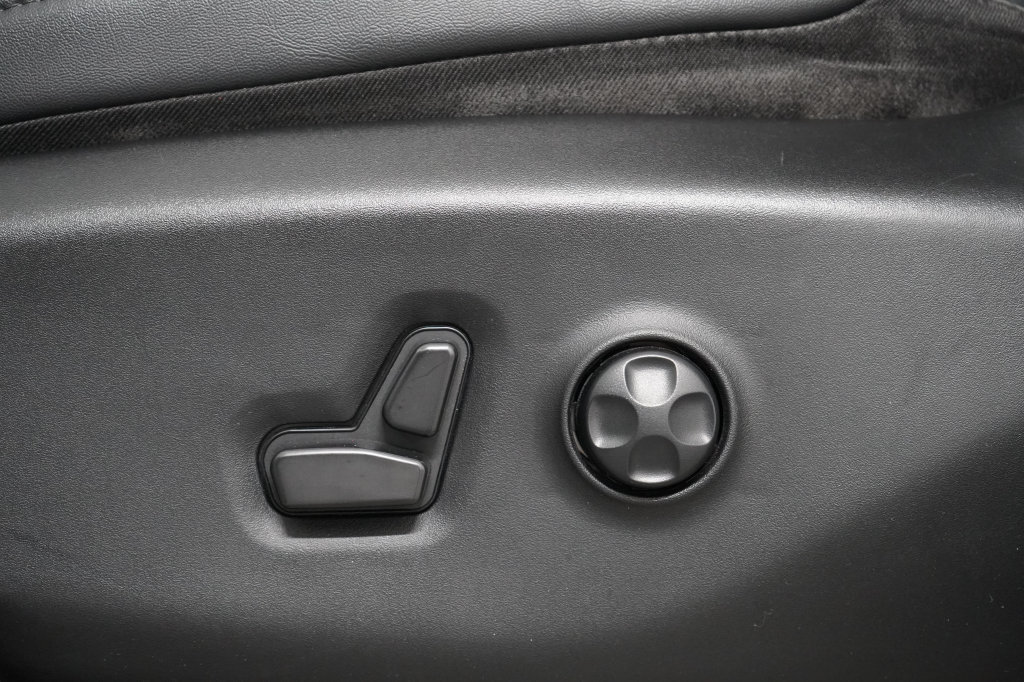 Used 2024 Chrysler Pacifica Limited FWD image 18
