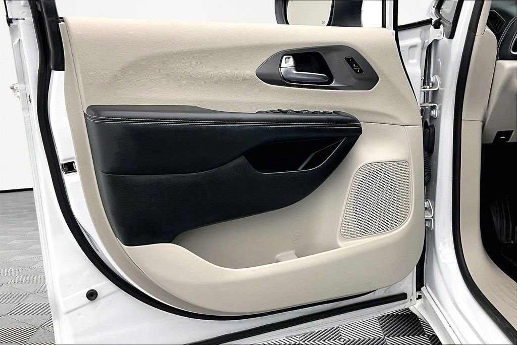 Used 2023 Chrysler Pacifica Touring-L image 23