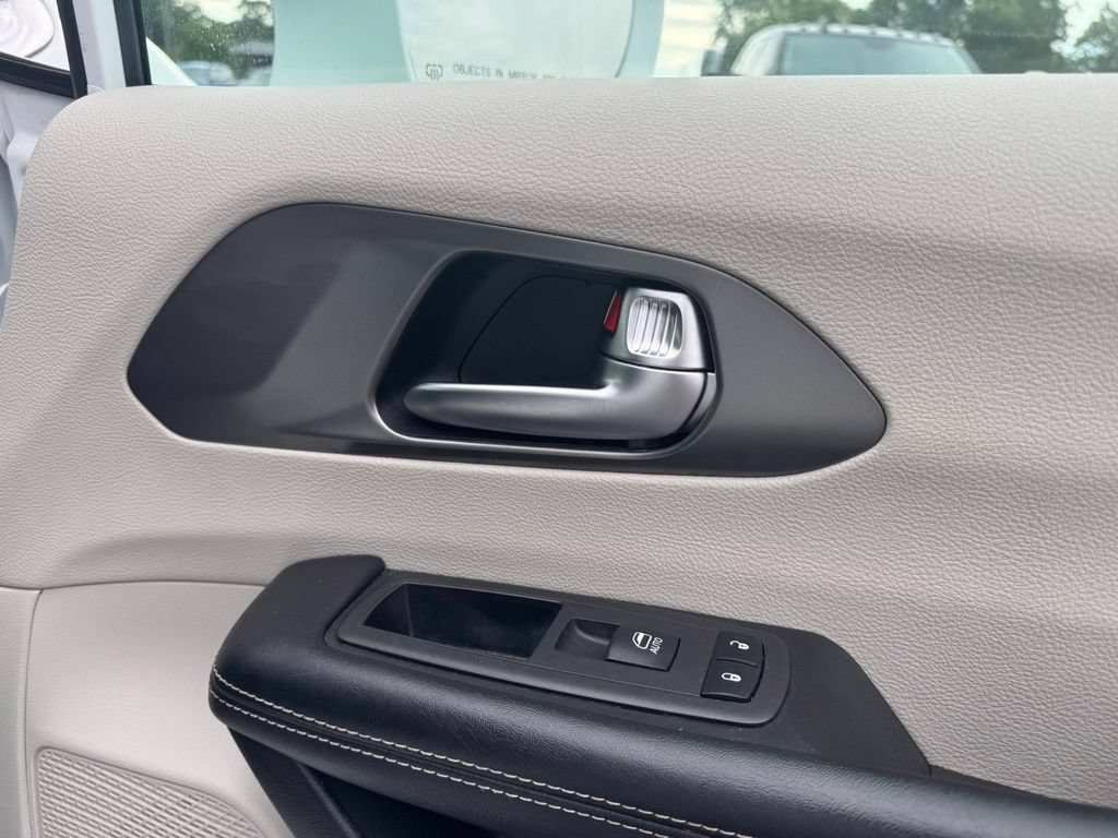 Used 2022 Chrysler Pacifica Touring-L FWD image 15