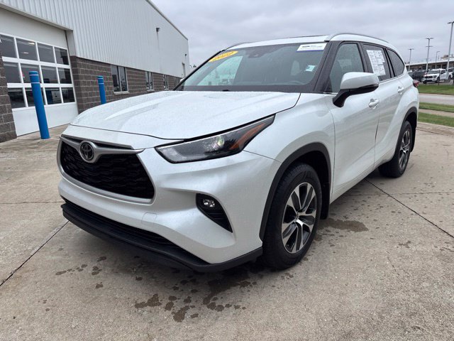Used 2022 Toyota Highlander XLE AWD/4WD image 5
