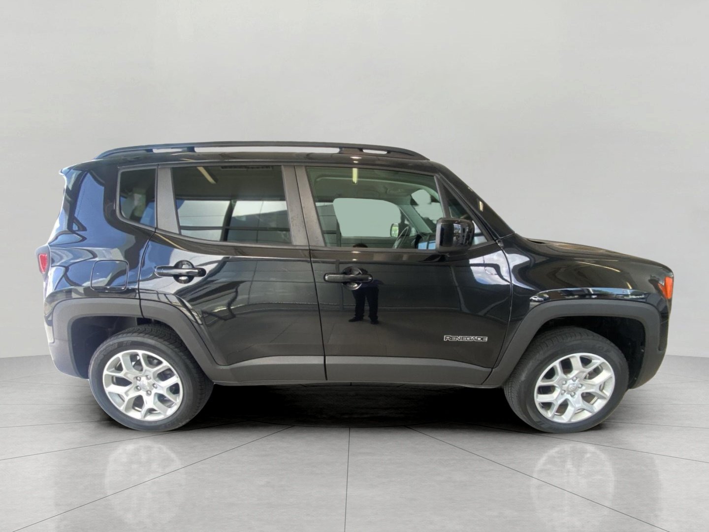 Used 2018 Jeep Renegade Latitude w/ Cold Weather Group AWD/4WD image 5