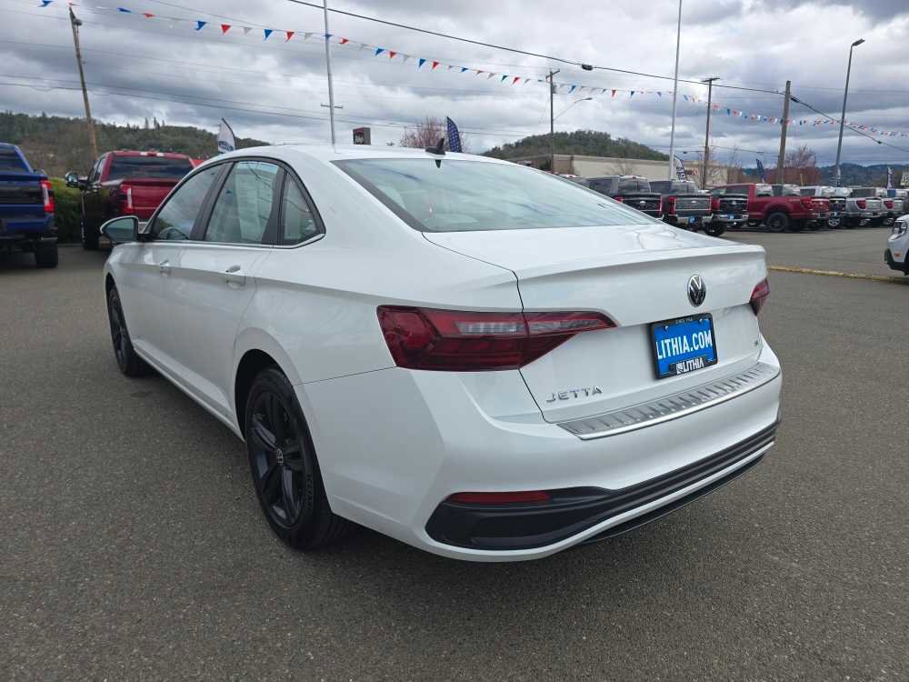 Used 2023 Volkswagen Jetta SE image 4